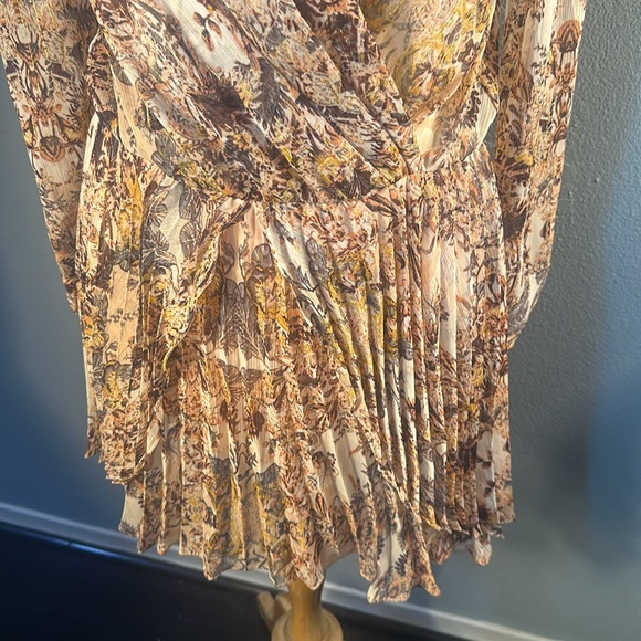 Coral dress. Size M long sleeve. Floral pleaded - Picture 3 of 7